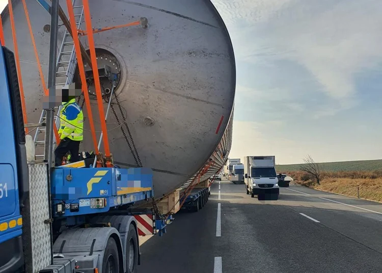 Transportul agabaritic se îndreaptă spre Bacău FOTO: IPJ Vrancea