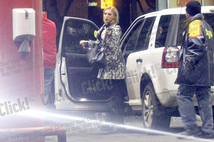 Iulia îşi face  cumpărăturile  doar de la  non-stop... (FOTOGRAFII: CEZAR)