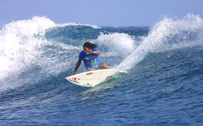 Tamayo Perry făcând surf