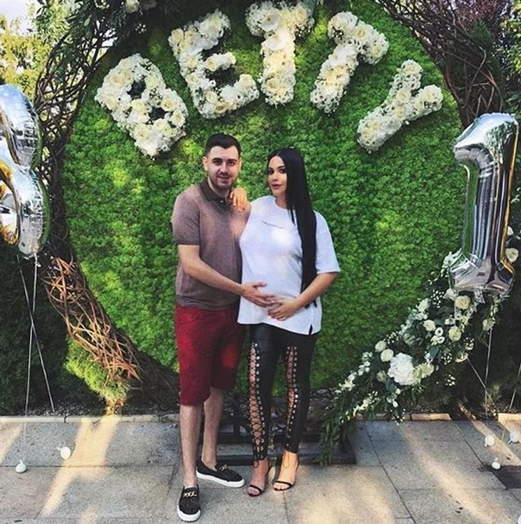 Ținuta purtată de Betty la petrecerea de majorat 