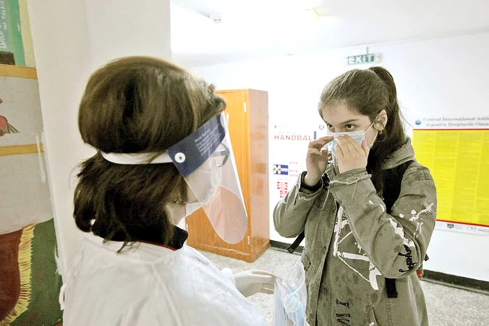 Nu intri în școală  fără mască  și fără să te  dezinfectezi