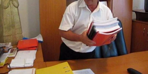 Primarul Costaiche Nistor din Vânjuleţ ne arată teancul de dosare ce aşteaptă finanţare