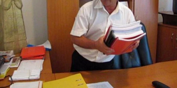 Primarul Costaiche Nistor din Vânjuleţ ne arată teancul de dosare ce aşteaptă finanţare