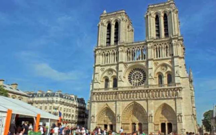 Catedrala Notre Dame continuă să atragă turişti