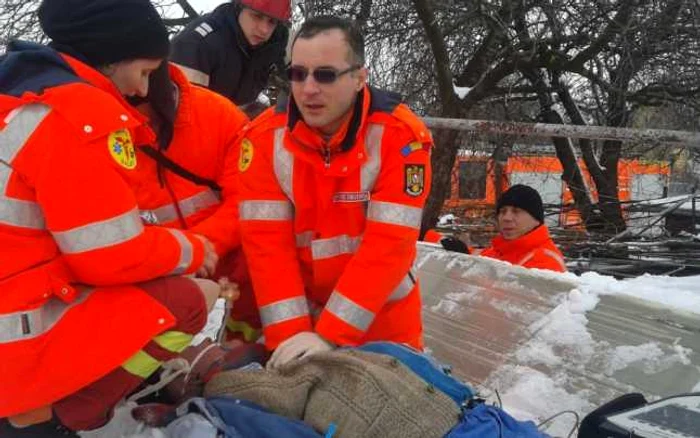 Timp de o oră, sus pe casă, s-a încercat repornirea inimii cu masaj cardiac şi defibrilări repetate. Foto: Marius Mototolea