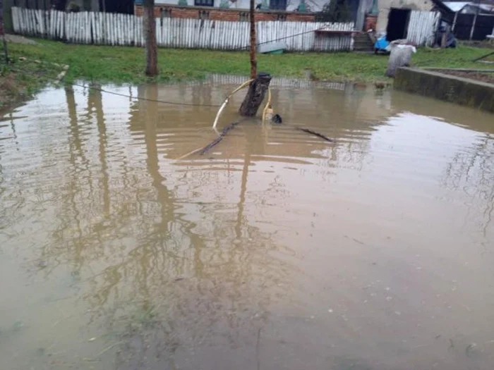Apă rămasă pe o uliță în urma inundațiilor recente din zona Galați