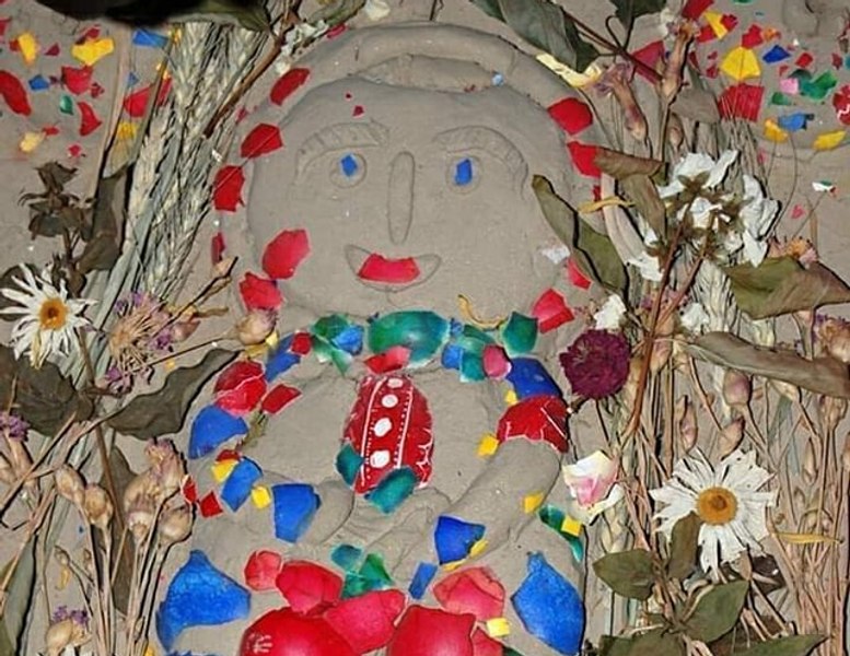 Ce semnificație are Caloianul, idolul de lut pe care fetele din România îl folosesc într-un ritual funerar straniu