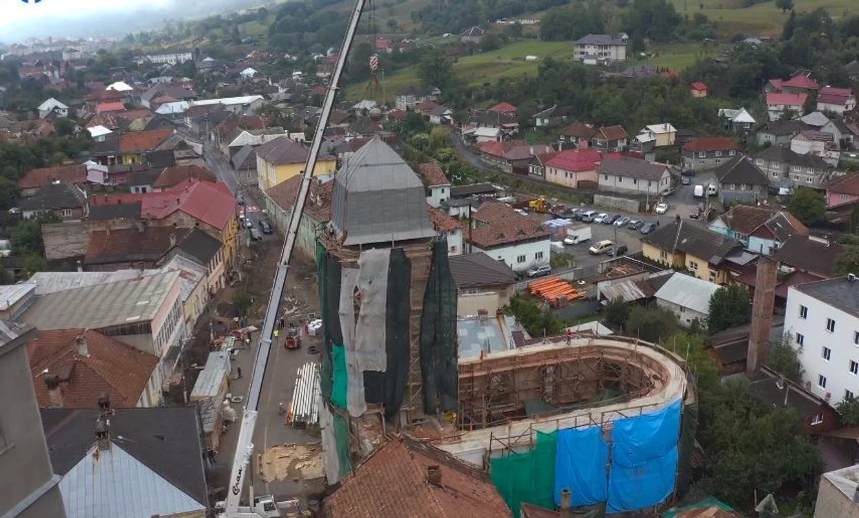 Cupola uriașă a fost ridicată cu ajutorul unei macarale FOTO captură video Facebook