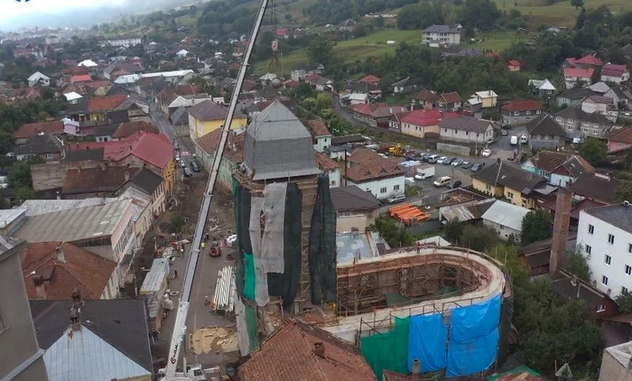Cupola uriașă a fost ridicată cu ajutorul unei macarale FOTO captură video Facebook