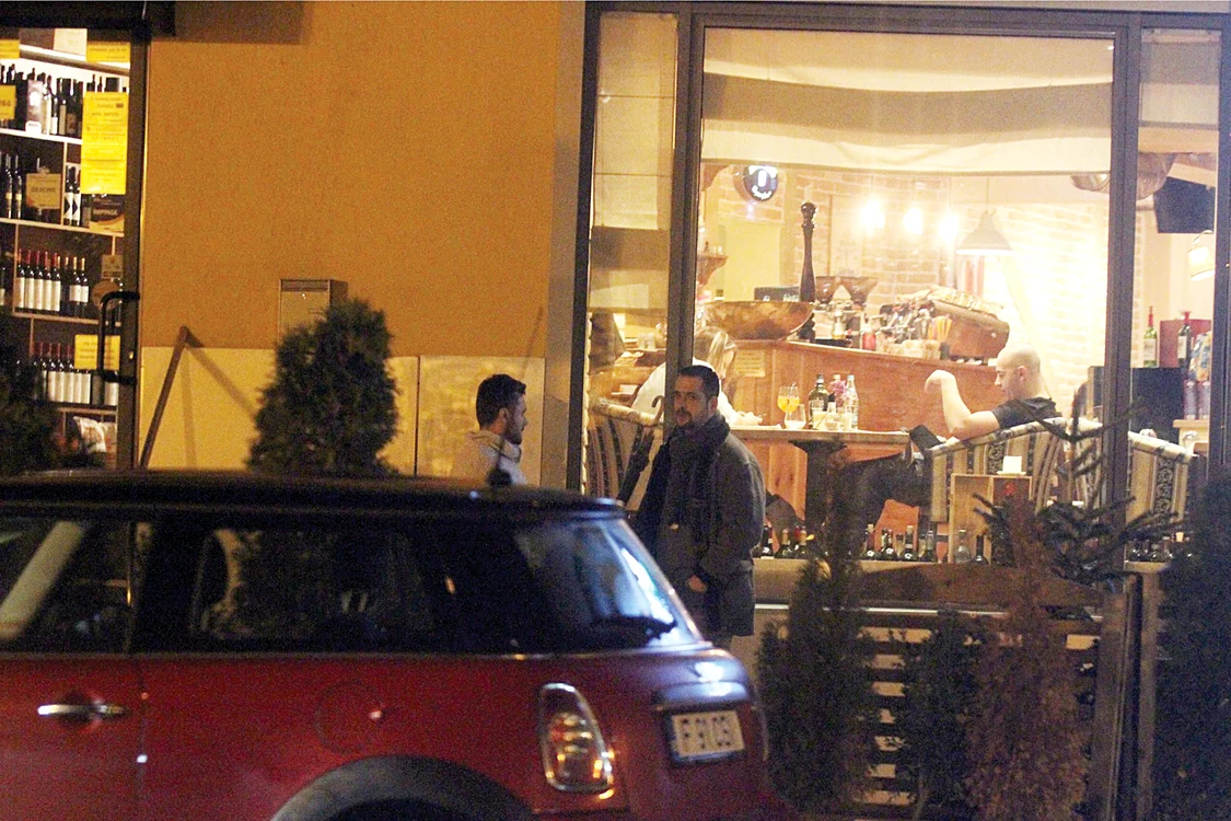 Tavi şi Mădălin, la o ţigară în faţa restaurantului