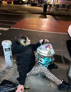 Charlotte, fiica adoptivă a lui Ilie Năstase, a ajuns pe străzi foto: Facebook 