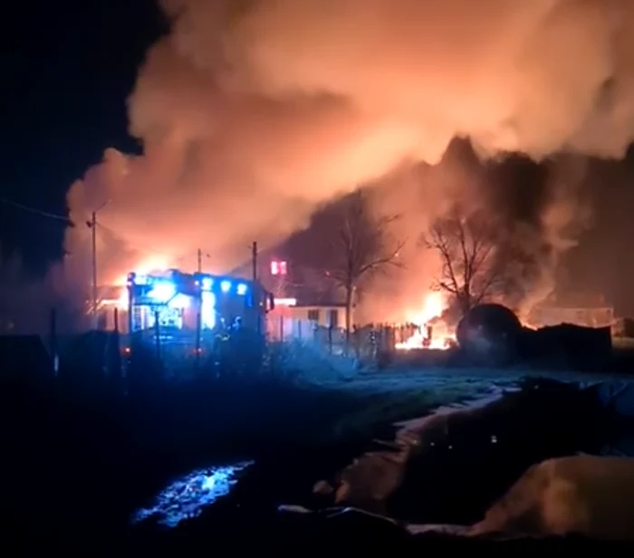 
    Incendiu puternic în PrahovaFoto: Captură Video  