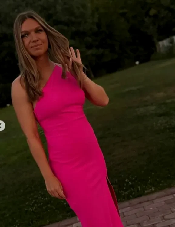 Simona Halep a ales o rochie lungă, de culoare fucsia. Foto Instagram