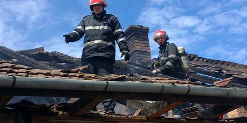 Pompierii au reuşit să stingă incendiul în scurt timp de la sosire