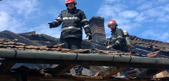 Pompierii au reuşit să stingă incendiul în scurt timp de la sosire