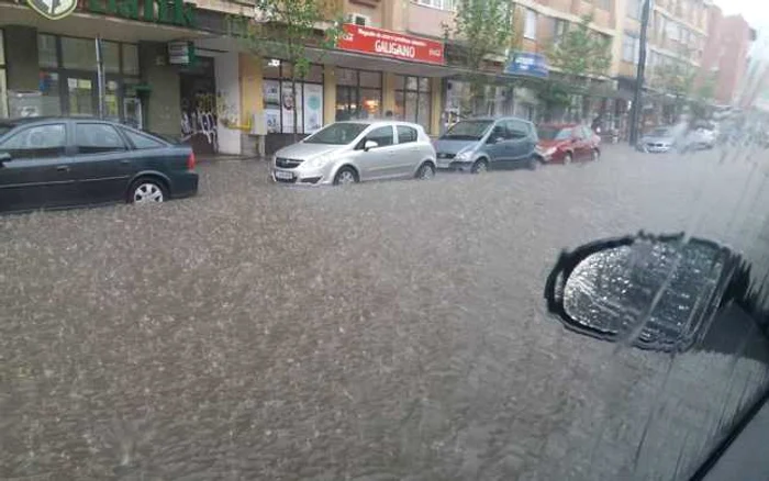 Străzile oraşului au fost inundate.