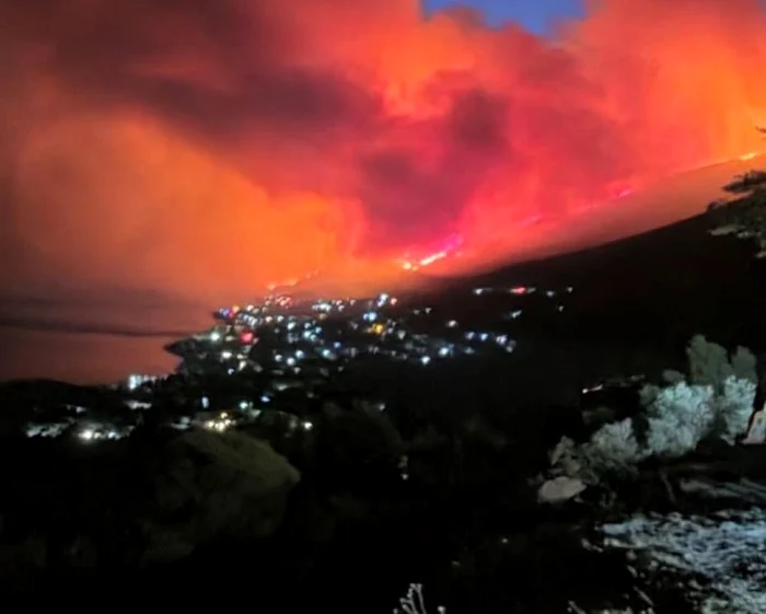 Incendiile au coborât până la plaje, în Grecia. FOTO: Forecast Weather Greece