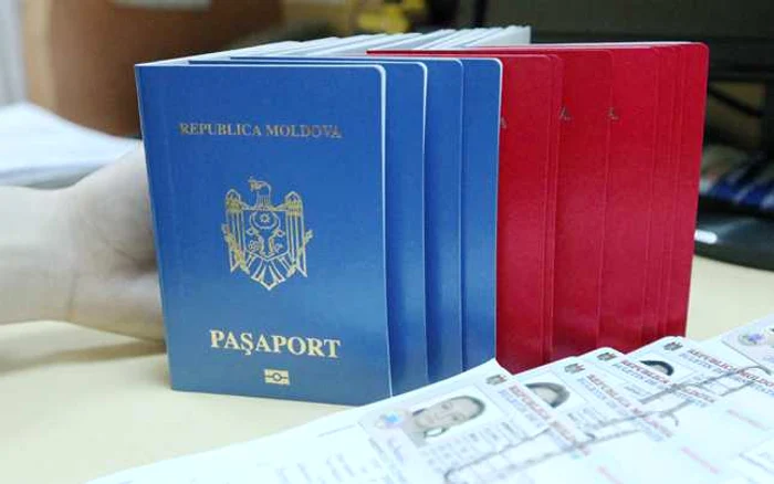 Paşapoartele biometrice albastre se vor schimba treptat pe cele de culoare bordo FOTO: Adevărul