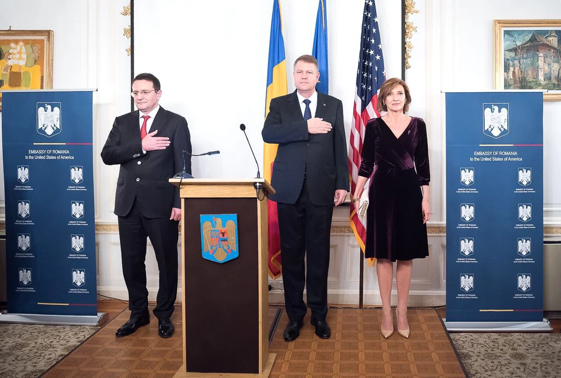 În timpul vizitei la Ambasada României la Washington, Carmen Iohannis a purtat o rochie ELLIS