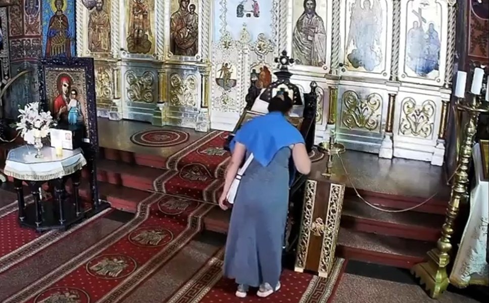 Cum se fură din altar. O femeie a fost surprinsă de camera de supraveghere în timp ce prăda o biserică