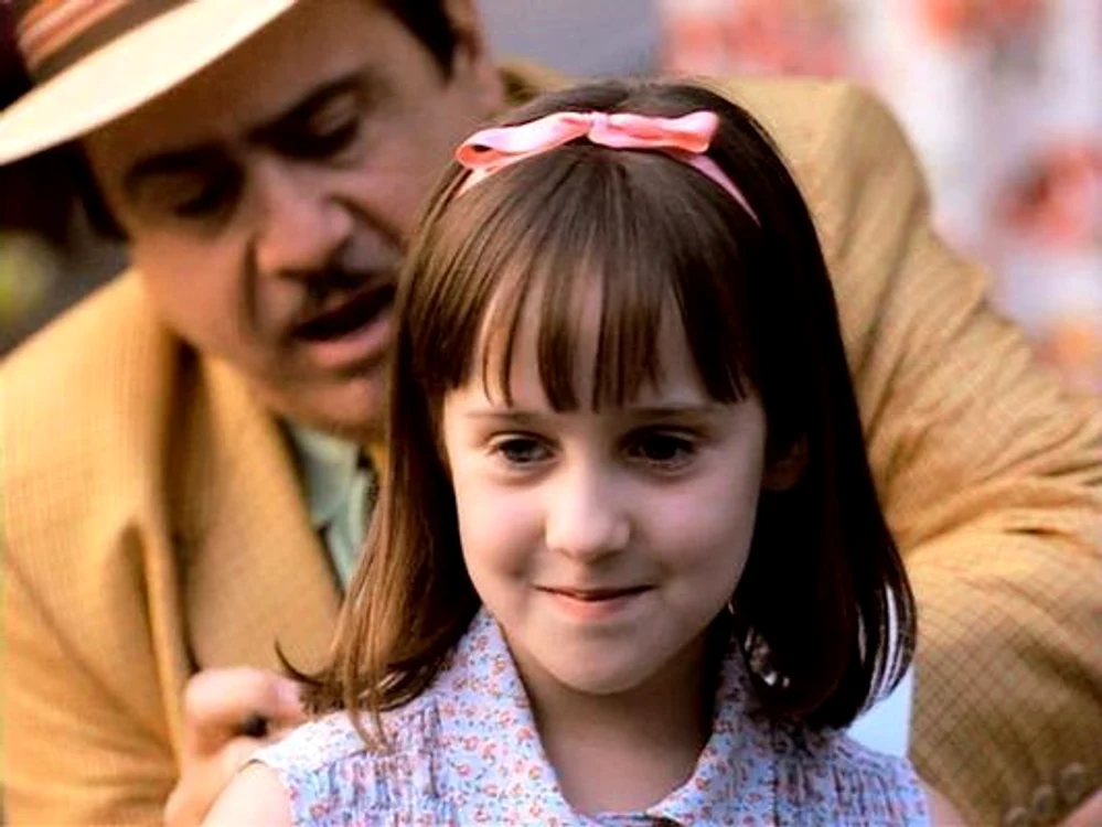 
    Inspirat din romanul clasic pentru copii al lui Roald Dahl, filmul prezintă povestea Matildei, o copilă care îşi face loc în lume prin forţa caracterului, prin curaj şi printr-o teribilă uşurinţă de a pune la cale şotii.foto: Cinemagia  