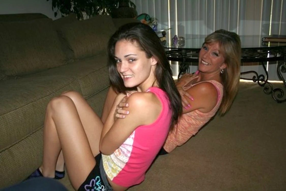 Jessica şi Monica Sexxxton sunt mamă și fiică și joacă în pelicule XXX