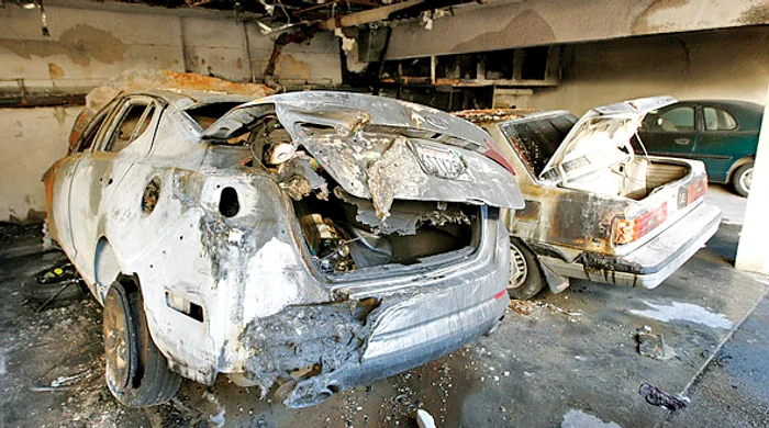 Pompierii s-au luptat ore în şir cu flăcările (Fotografii: reuters/afp)