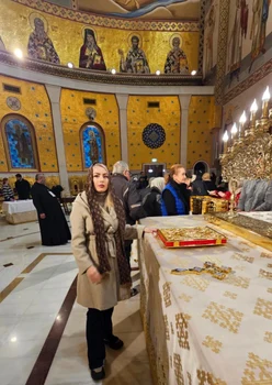 Ornela Pasăre a stat doar două ore în toiul nopții, ca să intre în Sfântul Altar, la Catedrala Neamului foto: arhiva personală 