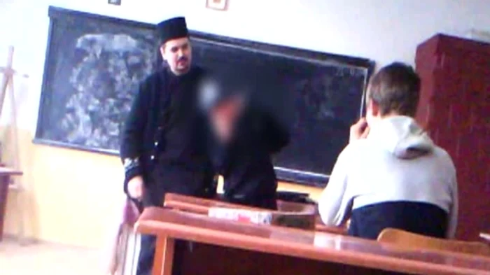 Preotul i-a aplicat o corecţie fizică elevului buclucaş. (captură RTV)