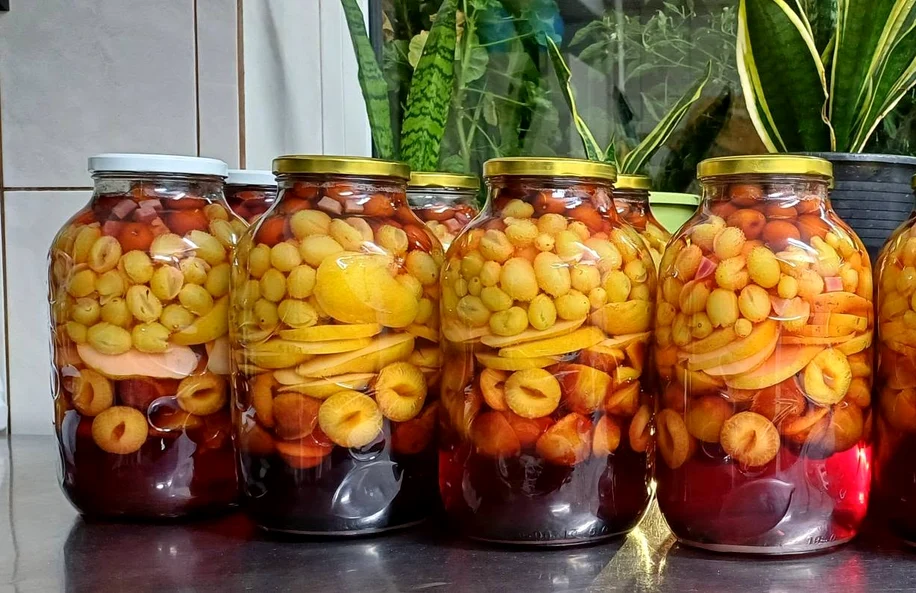 Compot de toamnă în care jujubele sunt combinate cu mai multe fructe