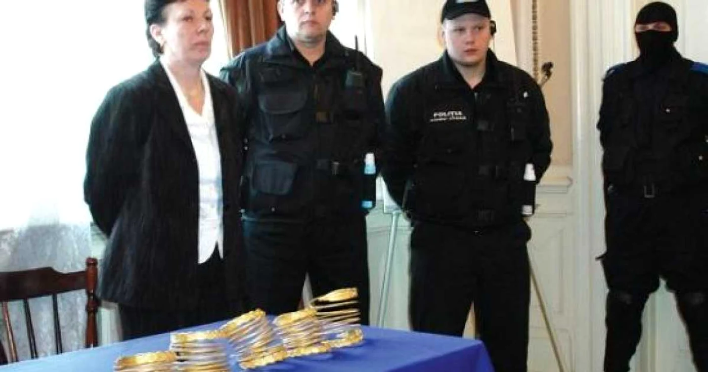 O parte din brăţările dacice traficate au fost recuperate de statul român