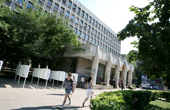 În anul şcolar 2012/2013 au absolvit 111.000 de studenţi, majoritatea provenind din învăţământul tehnic, economic şi universitar    FOTO: Adevărul