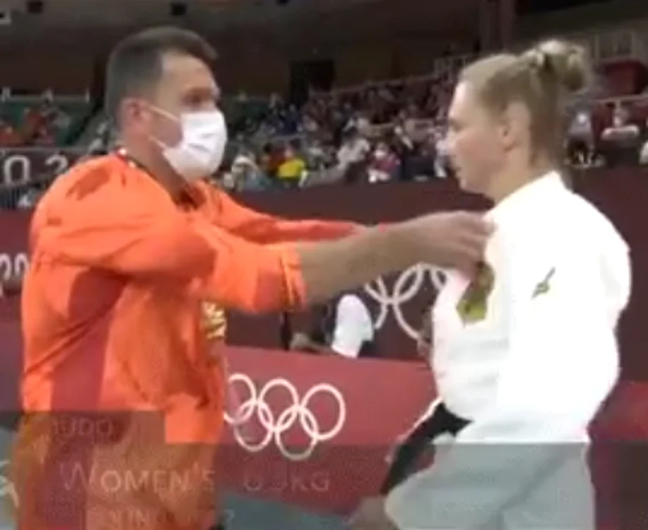 
    Antrenorul prins-o de kimono pe sportivă, a zdruncinat-o, apoi i-a aplicat o pereche de palmefoto: captură Twitter  