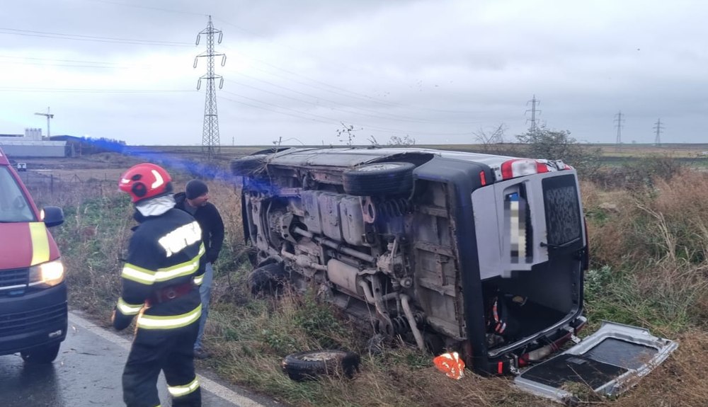 Accident grav în Constanța. Mai multe persoane au fost rănite după ce un microbuz cu călători s-a răsturnat