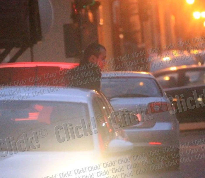 Mihai a aşteptat un minut înainte de a intra în casa lui Bahmu. (Foto: Mihai Ionescu)