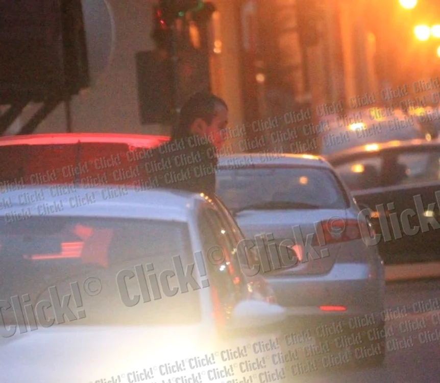 Mihai a aşteptat un minut înainte de a intra în casa lui Bahmu. (Foto: Mihai Ionescu)