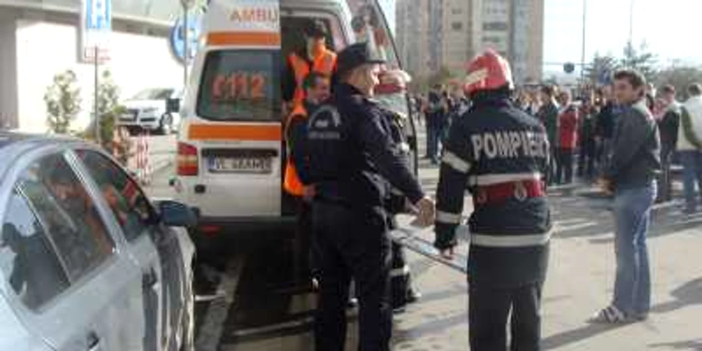 Pompierii simuleaza intervenţia la un incendiu 