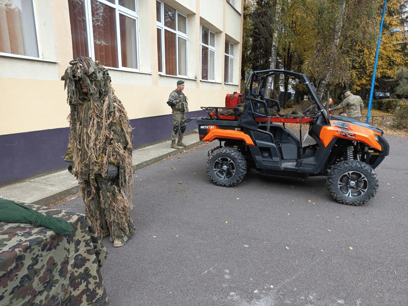 Elevii din Brașov au sărbătorit Ziua Armatei mai devreme. Ce le-a plăcut din arsenalul vânătorilor de munte