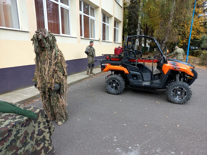 Tehnica de luptă a vânătorilor de munte, expusă în curtea școlii FOTO Ioan Buciumar