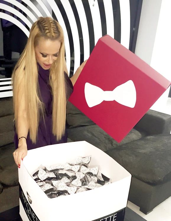 
    Anda s-a bucurat când  i-a fost livrată cutia cu cele  400 de papioane pentru invitaţii ei  