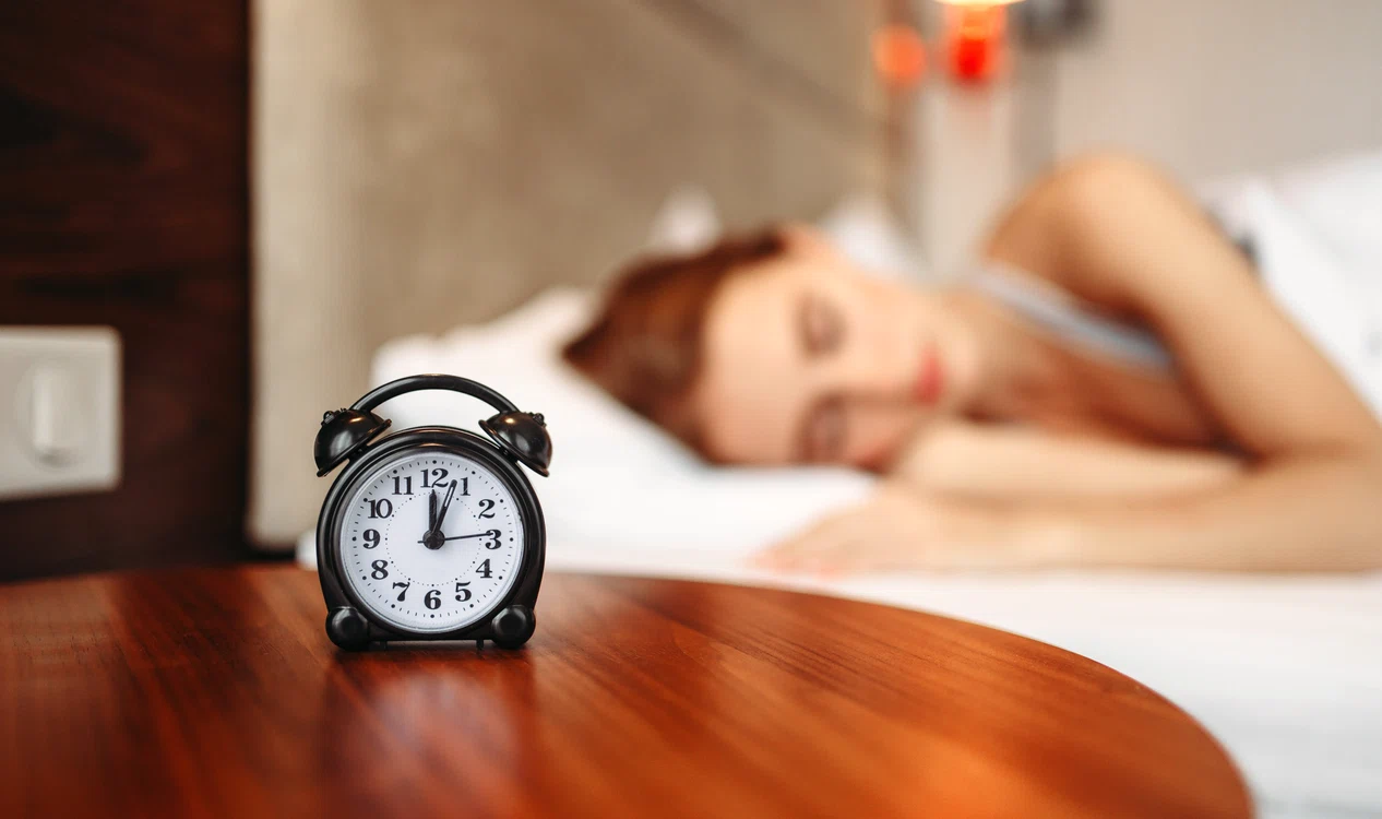 Mulți oameni se trezesc înainte ca alarma să sune / foto: Pixabay