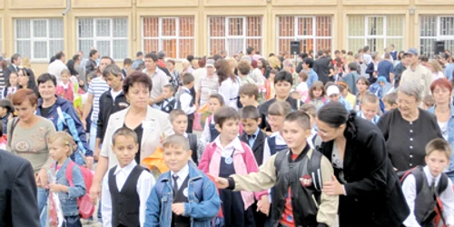 Reşiţa: Bobocii şi-au testat băncile noi