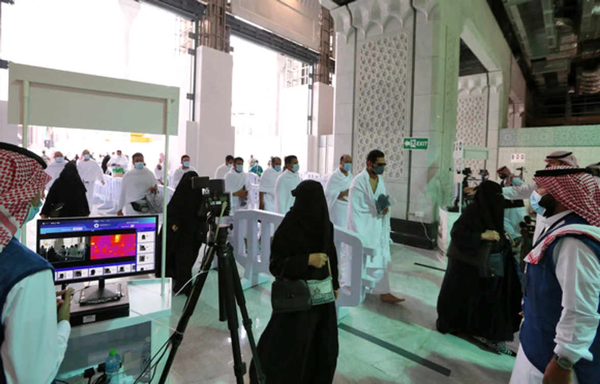 
    La intrarea în Moschee au fost instalate filtre de verificare, testare şi legitimare Foto: Gettyimages   