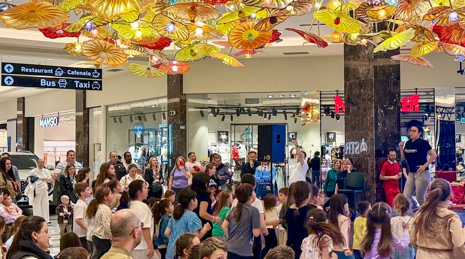 Și copiii găsesc ce să facă la mall. FOTO Iulius Mall Suceava