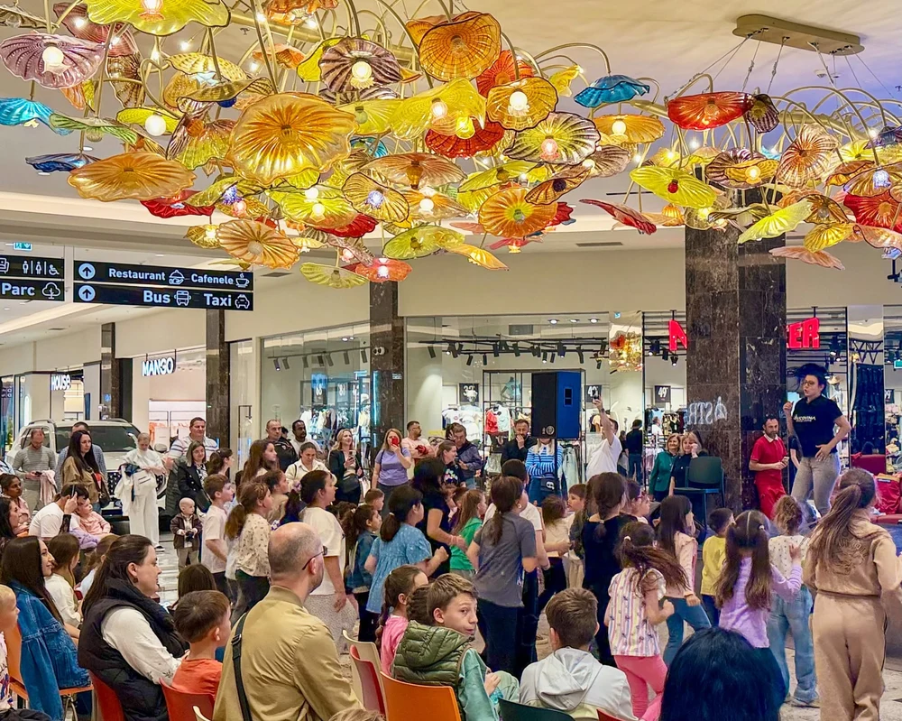 Românii merg mai des la mall decât în parc sau la piață. Suma cheltuită la o ieșire obișnuită