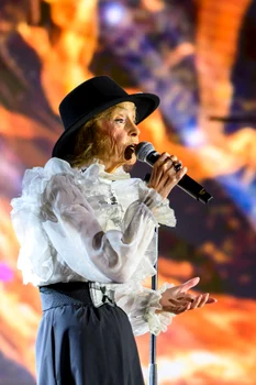 Marina Voica, aplaudată de public. A purtat o ținută foarte elegantă