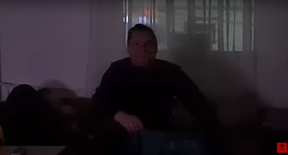 Activist civic, sperietoarea polițiștilor somnoroși. Îi filmează dormind în post VIDEO