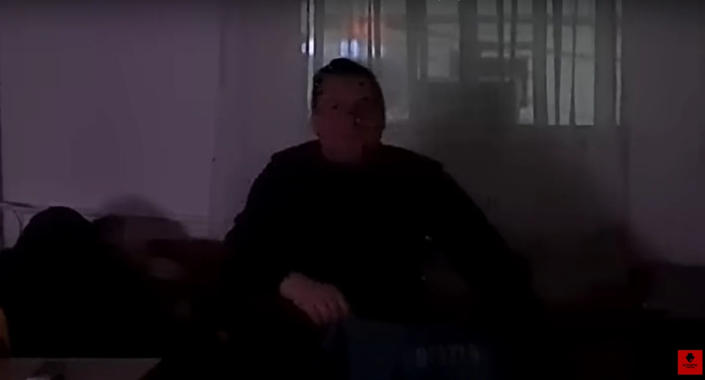 Imaginile au fost surprinse în postul de poliție Gura Humorului. Captură Video / Activistul Buzoian
