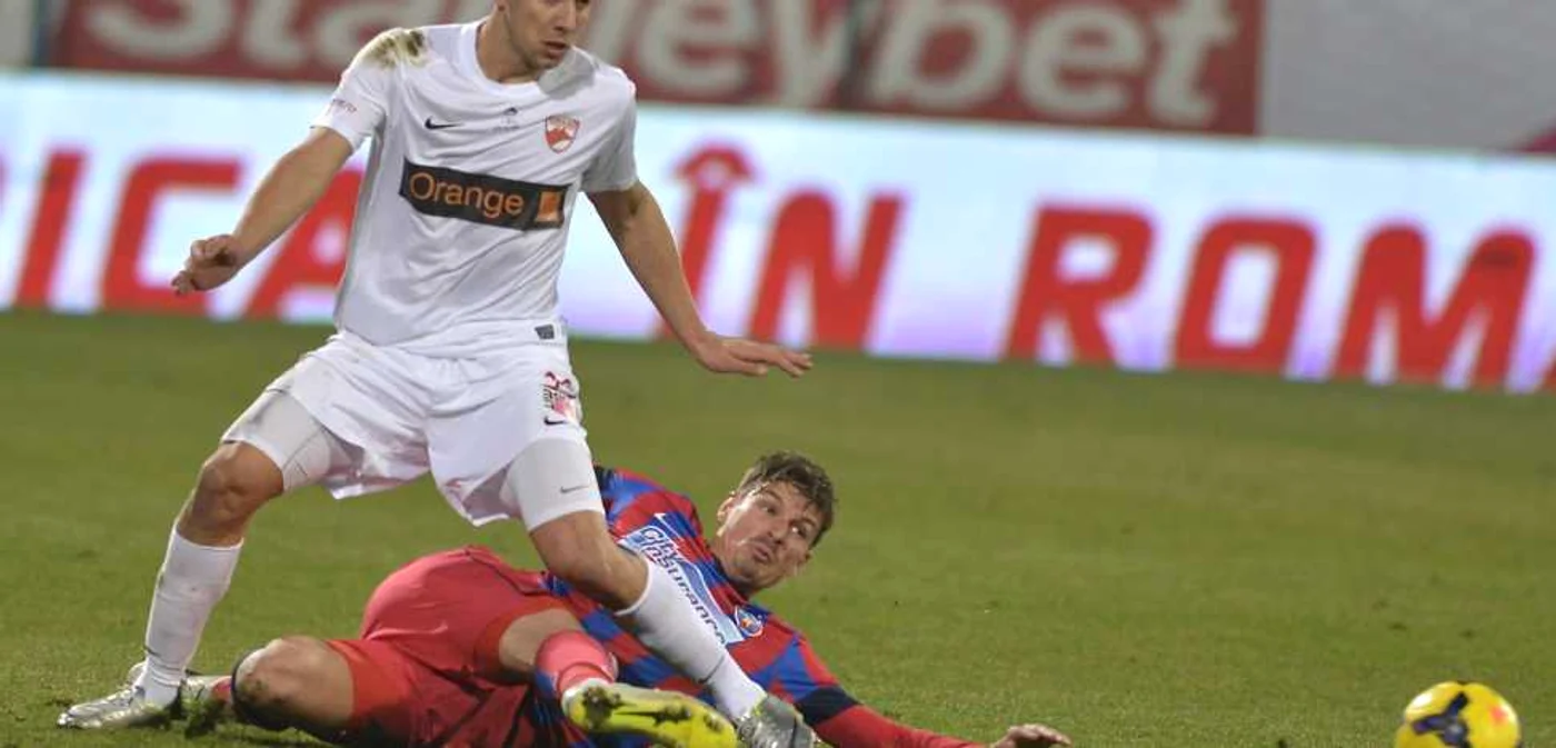 Ţucudean, într-un duel cu Szukala, de la un meci Steaua-Dinamo. FOTO: Răzvan Păsărică