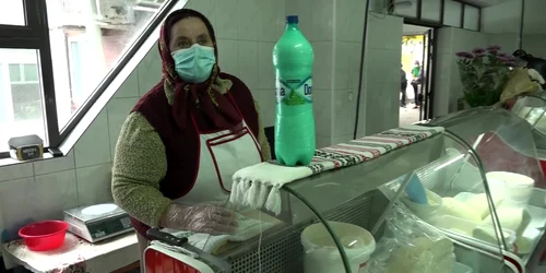 Mesajul unei femei de la ţară care vinde produse lactate în piaţă